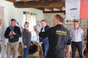 Igor, le représentant de replik en train de faire la formation PEPS à des salariés