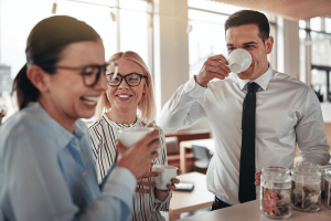 Une PME suisse teste un détecteur de rire pour mesurer l’ambiance au travail. Cet outil soulève des questions sur le bien-être en entreprise.