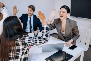 Découvrez comment la formation peut être un levier stratégique pour la fidélisation des collaborateurs et améliorer votre compétitivité.