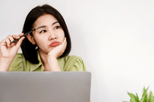 Découvrez les signes de démotivation au travail et comment y remédier pour remotiver vos équipes. Ateliers collaboratifs avec Repliks.