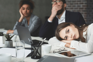 Découvrez les signes de démotivation au travail et comment y remédier pour remotiver vos équipes. Ateliers collaboratifs avec Repliks.
