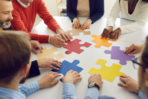 Comment améliorer la collaboration au travail ? Découvrez pourquoi vos équipes « travaillent ensemble » sans vraiment collaborer.