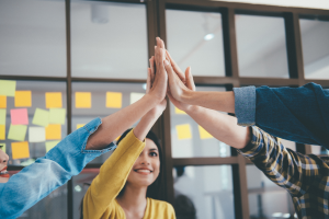 Comment améliorer la collaboration au travail ? Découvrez pourquoi vos équipes « travaillent ensemble » sans vraiment collaborer.