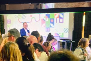 Découvrez un exemple d’animation originale de séminaire d’entreprise avec la CPAM des Flandres : humour, théâtre, coopération et un maître de cérémonie décalé signé Repliks.