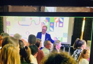 Découvrez un exemple d’animation originale de séminaire d’entreprise avec la CPAM des Flandres : humour, théâtre, coopération et un maître de cérémonie décalé signé Repliks.