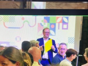 Découvrez un exemple d’animation originale de séminaire d’entreprise avec la CPAM des Flandres : humour, théâtre, coopération et un maître de cérémonie décalé signé Repliks.