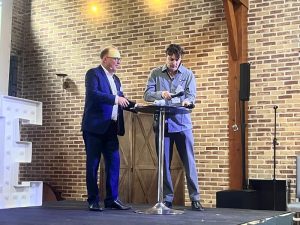 Découvrez un exemple d’animation originale de séminaire d’entreprise avec la CPAM des Flandres : humour, théâtre, coopération et un maître de cérémonie décalé signé Repliks.