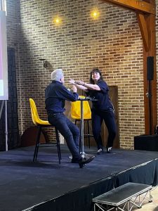 Découvrez un exemple d’animation originale de séminaire d’entreprise avec la CPAM des Flandres : humour, théâtre, coopération et un maître de cérémonie décalé signé Repliks.