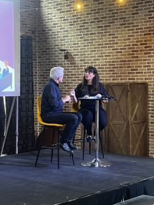 Découvrez un exemple d’animation originale de séminaire d’entreprise avec la CPAM des Flandres : humour, théâtre, coopération et un maître de cérémonie décalé signé Repliks.