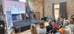 Découvrez un exemple d’animation originale de séminaire d’entreprise avec la CPAM des Flandres : humour, théâtre, coopération et un maître de cérémonie décalé signé Repliks.