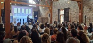 Découvrez un exemple d’animation originale de séminaire d’entreprise avec la CPAM des Flandres : humour, théâtre, coopération et un maître de cérémonie décalé signé Repliks.