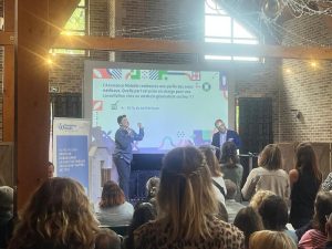 Découvrez un exemple d’animation originale de séminaire d’entreprise avec la CPAM des Flandres : humour, théâtre, coopération et un maître de cérémonie décalé signé Repliks.